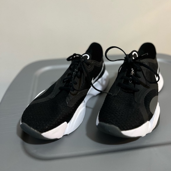 Nike Black and White runners - Picture 2 of 6